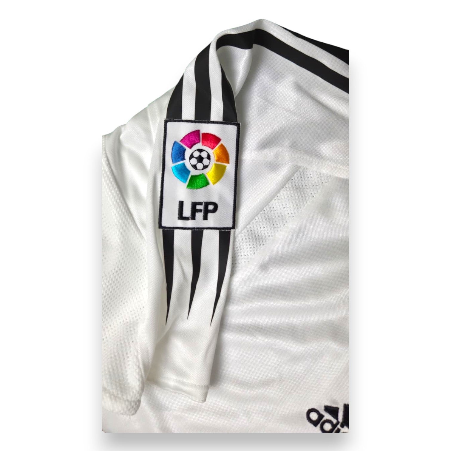 Dettaglio patch LFP La Liga e strisce nere Adidas maglia Real Madrid Home 2004-05 bianca