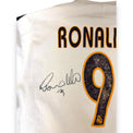 Dettaglio autografo originale Ronaldo Il Fenomeno pennarello nero flourish caratteristico sulla maglia Real Madrid Home 2004-05 vicino al numero 9 nameset con stemma reale