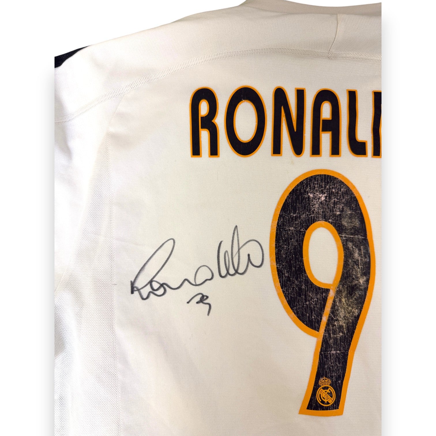 Dettaglio autografo originale Ronaldo Il Fenomeno pennarello nero flourish caratteristico sulla maglia Real Madrid Home 2004-05 vicino al numero 9 nameset con stemma reale