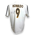 Retro maglia Real Madrid Home Vintage 2004-05 cognome RONALDO stampato nero bordato arancio grande numero 9 stemma Real Madrid integrato autografo originale pennarello nero a sinistra