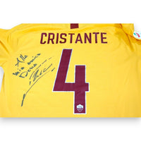 Dettaglio autografo originale Bryan Cristante con dedica "Alla mia amica Dona" su maglia Roma Player Issued 2018-19