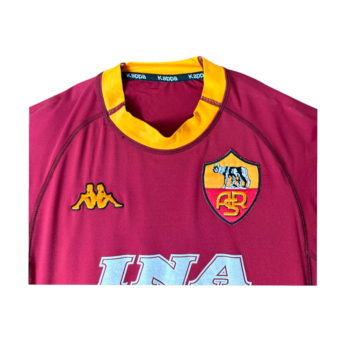 Colletto alto arancione con fascia Kappa, logo ricamato e stemma lupa – maglia Roma Home 2000/01