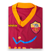 Dettaglio colletto a V arancione maglia Roma 2009-10 Kappa – stemma ASR ricamato – logo Kappa