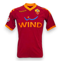 Maglia Roma Home 2009-10 Kappa rossa – colletto a V arancione – sponsor Wind – stemma ASR lupa – condizioni Excellent