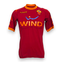 Maglia Roma Home 2010-11 Kappa rossa – colletto alto arancione – sponsor Wind – stemma ASR lupa – condizioni Excellent