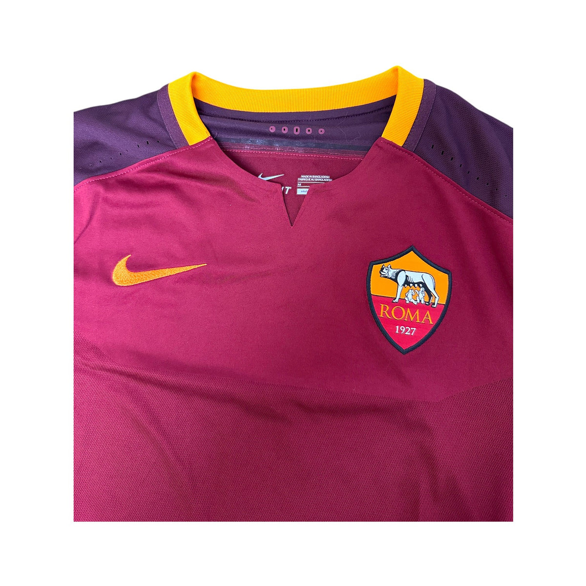 Girocollo con taglio frontale e stemma Roma ricamato sulla maglia Home 2015/16 Nike