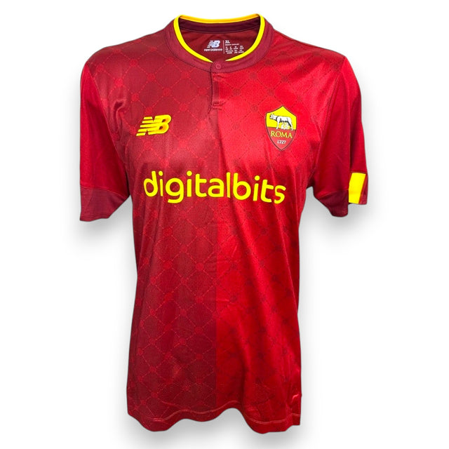 Maglia Roma Home 2022/23 New Balance con sponsor Digitalbits e collo alla coreana – fronte