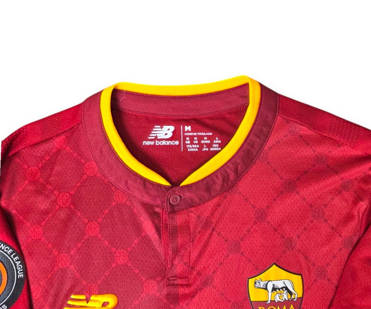 Colletto giallorosso ed etichetta taglia M New Balance – maglia Roma Home 2022/23 Player Issued Dybala