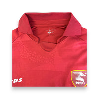 Dettaglio colletto "Macte Animo" e stemma 1919 maglia Salernitana Home 2021-22