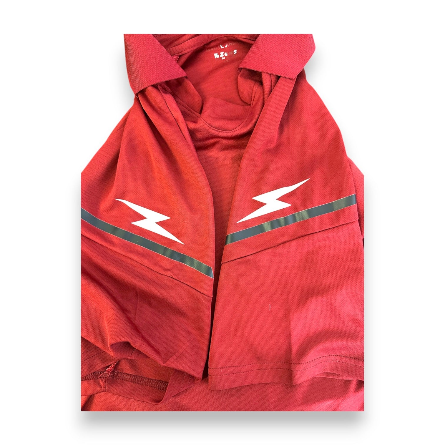 Dettaglio maniche logo Zeus fulmine maglia Salernitana Home 2021-22