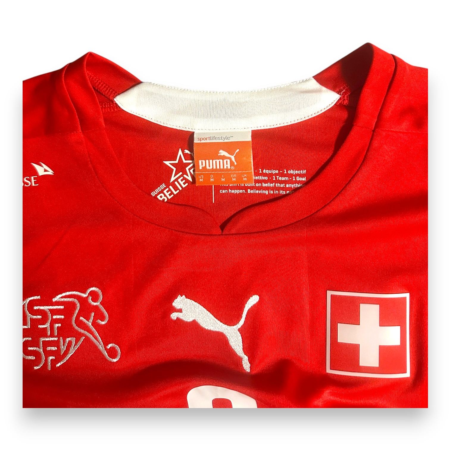Dettaglio stemma SFV-ASF maglia Svizzera 2010 Puma slogan Believe – Federazione Svizzera Football