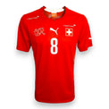 Maglia Nazionale Svizzera Home Mondiale 2010 Sudafrica Gökhan Inler autografata – Puma rossa – sponsor Credit Suisse – numero 8 – condizioni Excellent