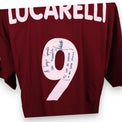 Dettaglio autografo originale Cristiano Lucarelli pennarello blu sul numero 9 con dedica personalizzata A Sergio Granata con tenacia Tu con gli Ultracci e Noi senza Sponsor