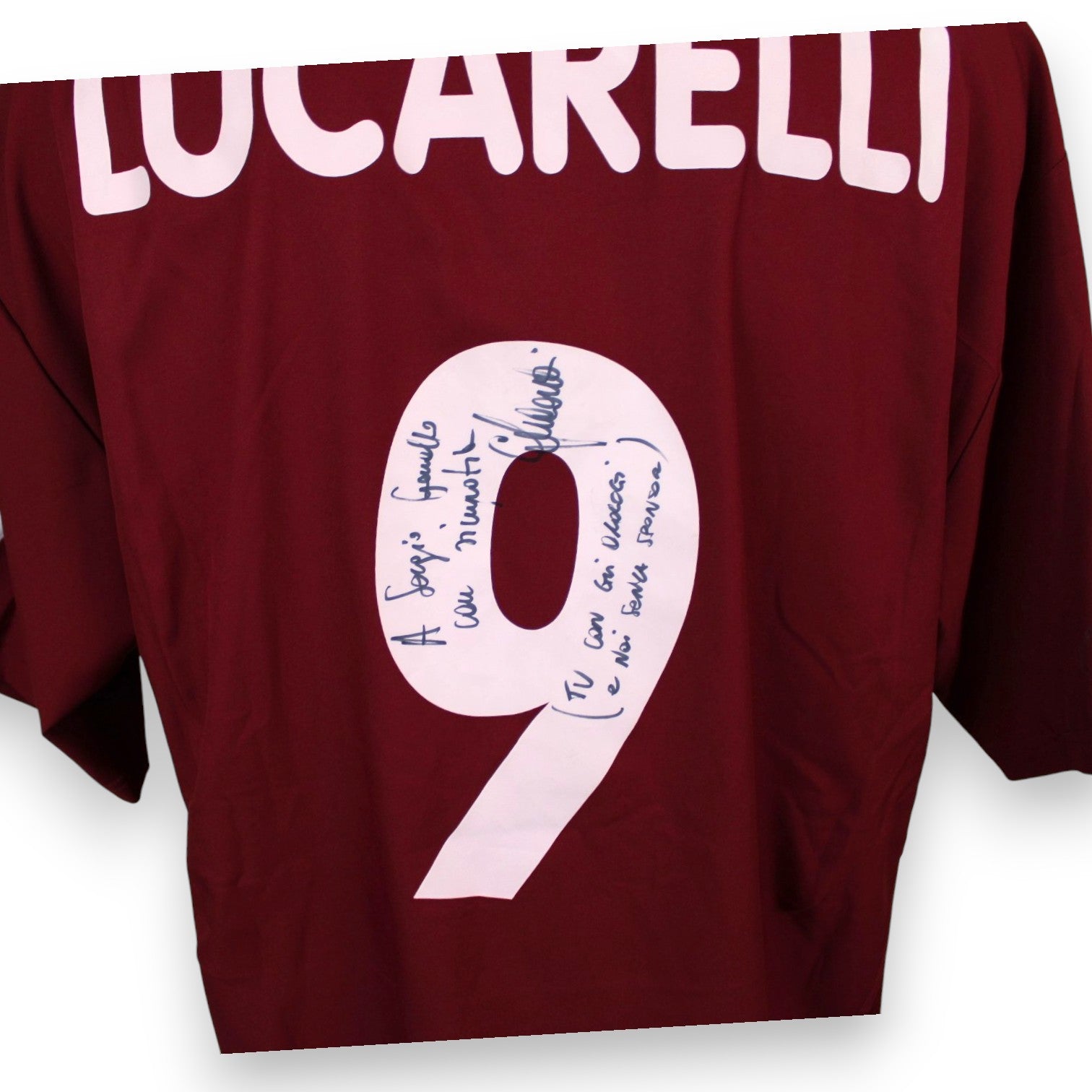 Dettaglio autografo originale Cristiano Lucarelli pennarello blu sul numero 9 con dedica personalizzata A Sergio Granata con tenacia Tu con gli Ultracci e Noi senza Sponsor
