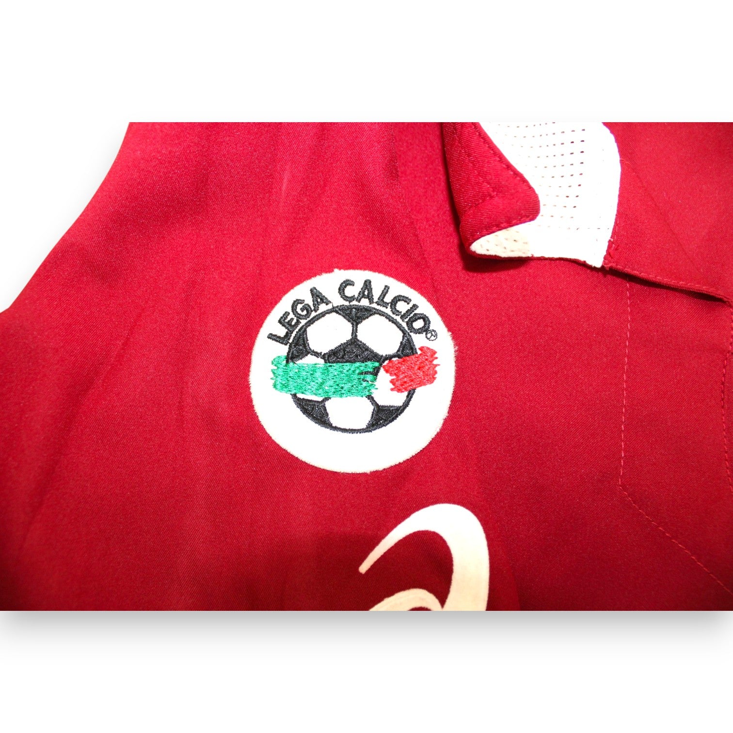 Dettaglio patch ufficiale Lega Calcio Serie A versione anni 2000s con pallone bianco nero bandiera tricolore manica destra maglia Torino FC Vintage 2001-2003
