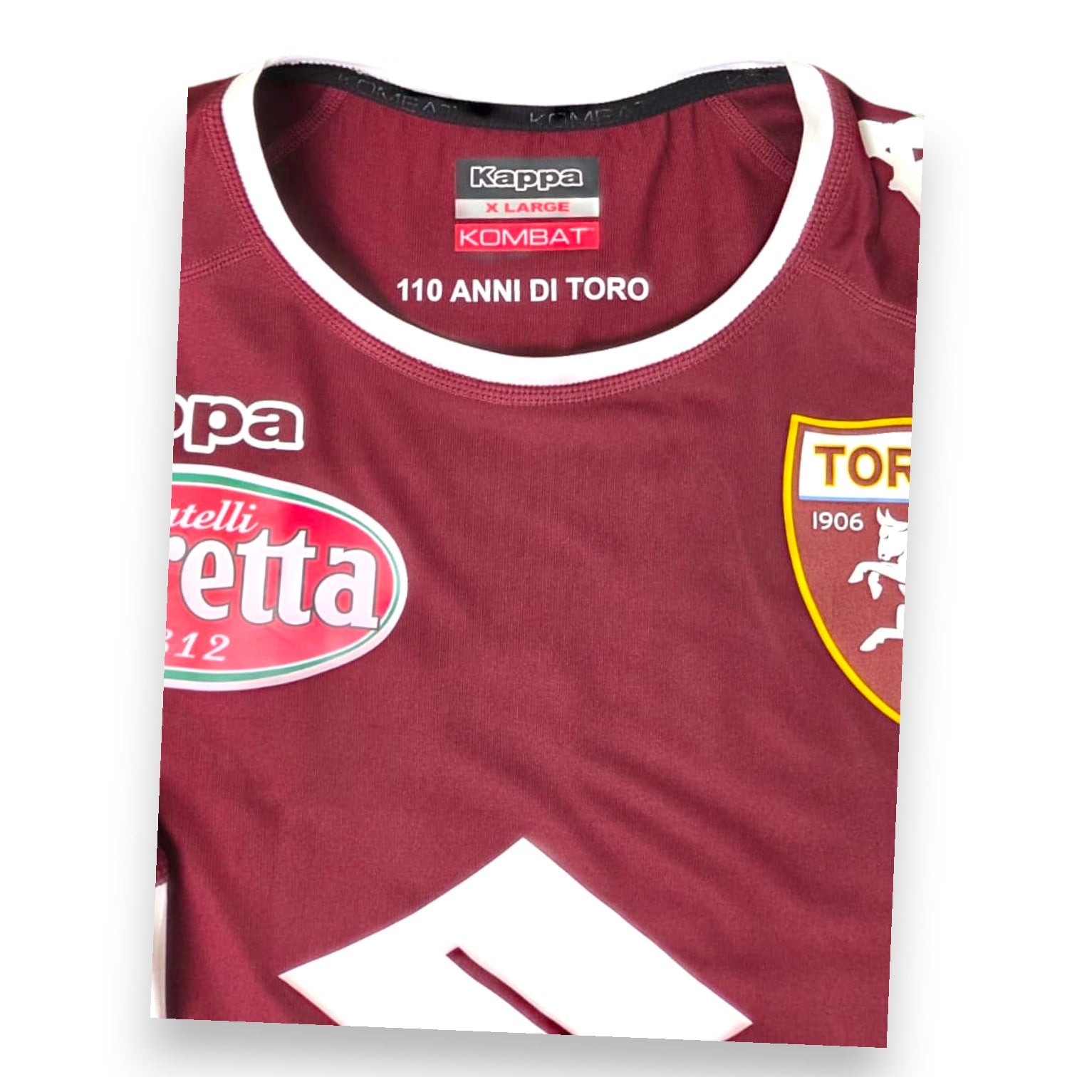 Dettaglio colletto maglia Torino 2016-17 – scritta 110 Anni di Toro – etichetta Kappa Kombat taglia XL