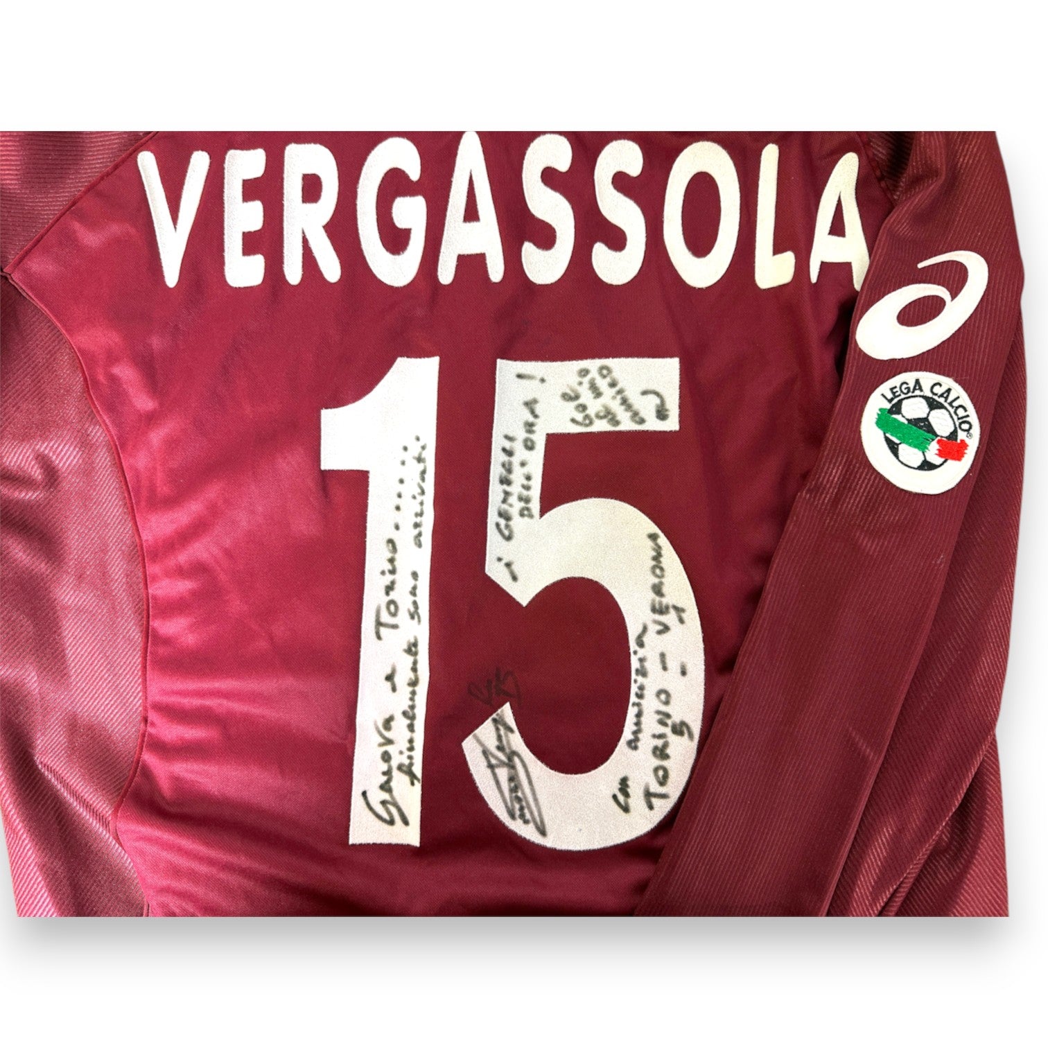 Dettaglio autografo e dedica manoscritta estesa Simone Vergassola su numero 15 maglia Torino