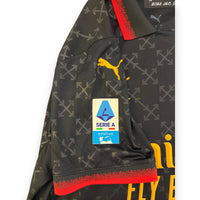 Manica maglia AC Milan x Off-White 2024-25 con patch Serie A Enilive – pattern Off-White frecce – logo Puma giallo