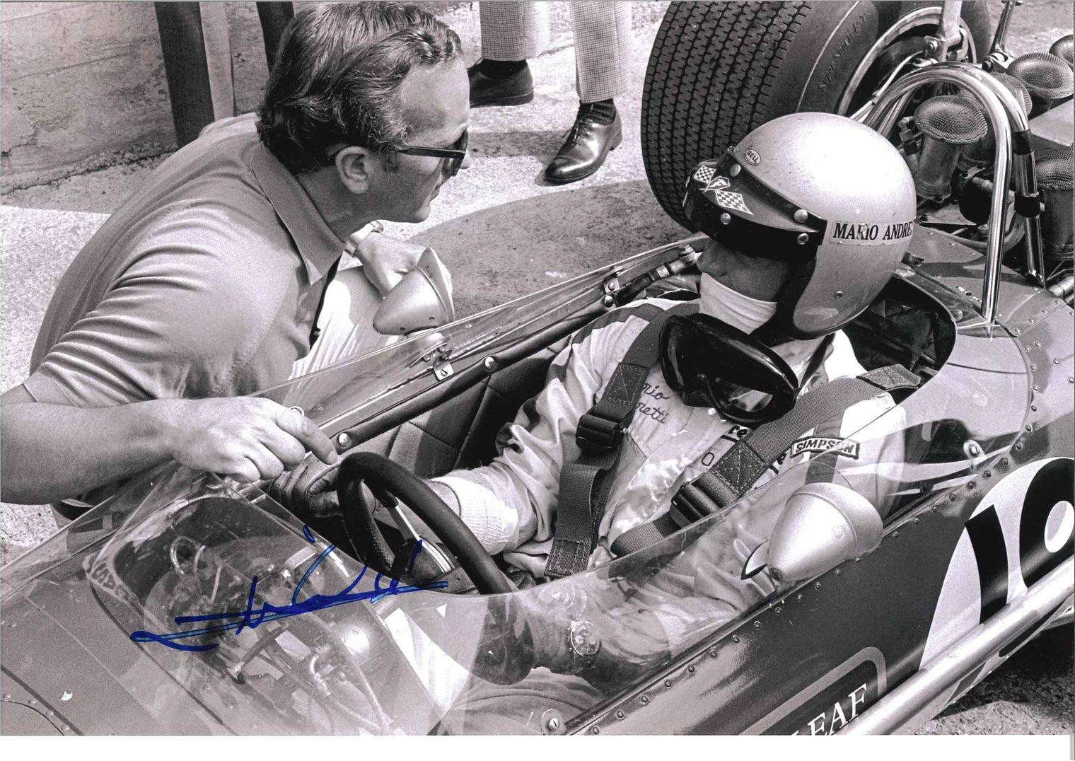 Fotografia autografata Mario Andretti debutto F1 Lotus 49B Gold Leaf Watkins Glen 1968 – vintage bianco e nero 30,5x20 cm – autografo originale pennarello blu – COA Associazione Autografia incluso