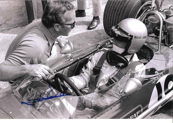 Fotografia Autografata Mario Andretti – Lotus F1 Debutto Watkins Glen 1968 – Vintage B/N – 30,5x20 cm – COA Incluso