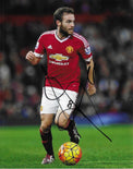 Fotografia autografata Juan Mata azione maglia Manchester United Home Adidas rossa numero 8 sponsor Chevrolet patch Premier League 2015-16 pallone Nike Strike – autografo originale pennarello nero al centro – 16x13 cm – condizioni Excellent