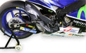 Dettaglio scarico Akrapovič e forcellone in carbonio Yamaha YZR-M1 1:4 MotoGP 2016 – cavalletto da pista incluso