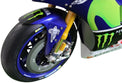 Dettaglio ruota anteriore Yamaha YZR-M1 1:4 – pneumatico Michelin – cerchio blu – forcella Öhlins – riproduzione DeAgostini