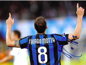 Fotografia autografata Thiago Motta esultanza vista da dietro maglia Inter nerazzurra numero 8 stagione Triplete 2009-2010 – autografo originale pennarello blu sulla manica destra – 20,2x15,1 cm – condizioni Excellent