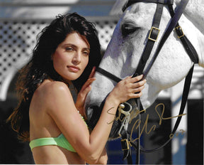 Fotografia autografata Caterina Murino Bond Girl Solange Casino Royale con cavallo bianco – dedica Solange 007 e firma originale pennarello dorato – 20x25 cm – condizioni Excellent