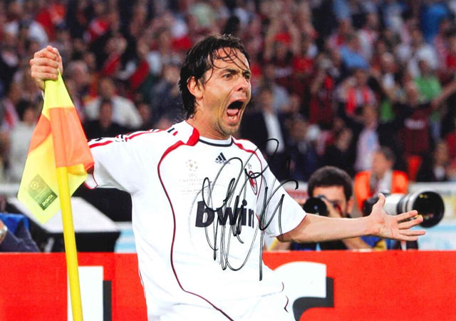 Fotografia autografata Filippo Inzaghi esultanza dopo gol finale UEFA Champions League 2007 Milan Liverpool – maglia Milan Away bianca Adidas Bwin – 29,7x21 cm – COA Associazione Autografia incluso