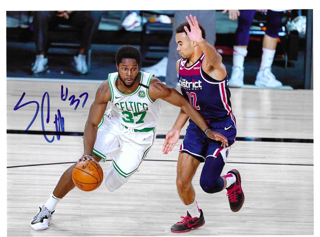 Fotografia autografata Semi Ojeleye azione palleggio divisa bianca Boston Celtics numero 37 vs Washington Wizards – autografo originale pennarello blu con numero di maglia – 29,9x20,2 cm – condizioni Excellent