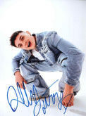 Fotografia autografata Olly cantante vincitore Sanremo 2025 – ritratto promozionale total denim – firma originale pennarello blu – 20x15 cm