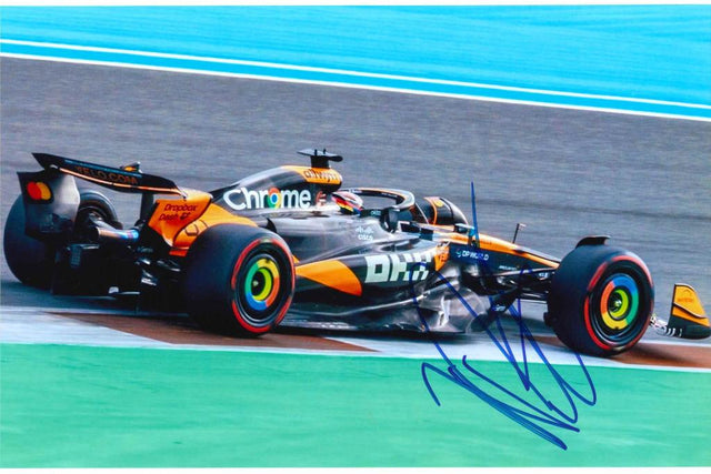 Fotografia autografata Oscar Piastri McLaren MCL39 stagione 2025 Mondiale Costruttori – 30x20 cm – autografo originale pennarello blu – COA Associazione Autografia incluso