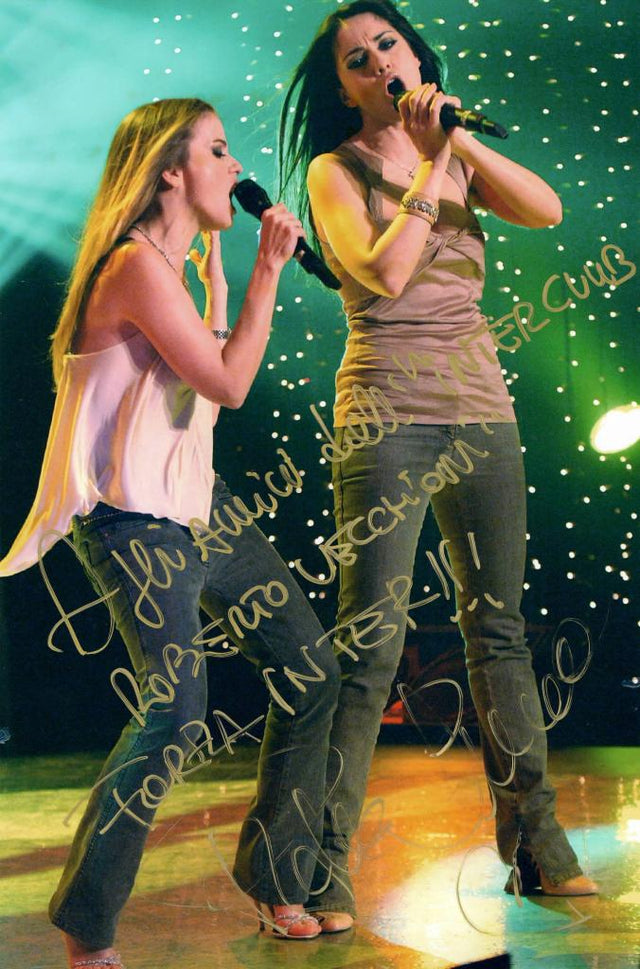 Fotografia autografata Paola e Chiara duo musicale italiano live in concerto – dedica originale Inter Club Roberto Vecchioni – pennarello dorato – 30x19 cm