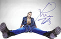Fotografia autografata Piero Pelù ritratto a colori posa iconica sfondo bianco – firma originale pennarello blu – 29,9x20,3 cm – condizioni Excellent