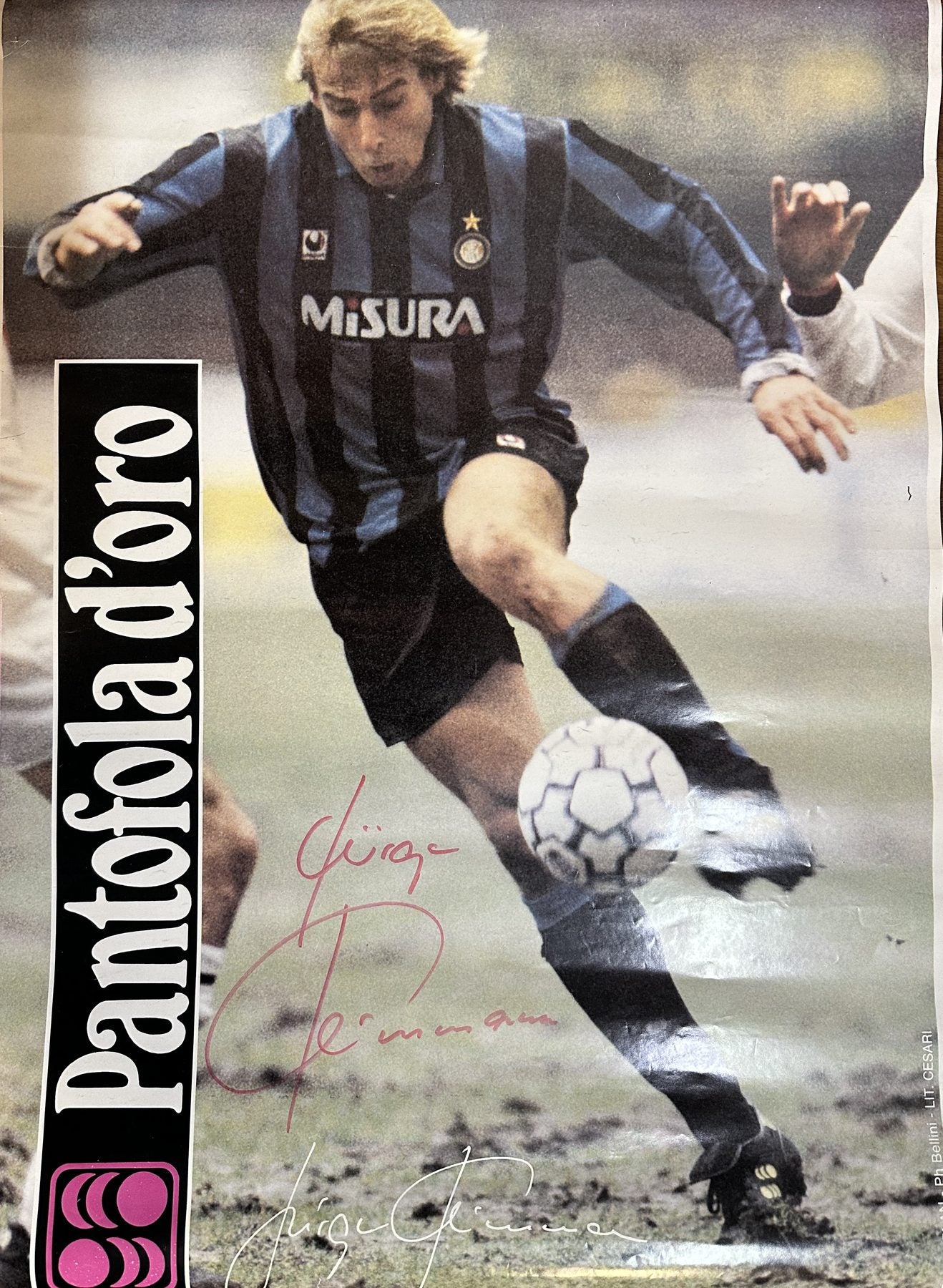 Poster autografato Jurgen Klinsmann Inter Misura – stampa originale Pantofola d Oro anni Novanta – autografo originale pennarello rosso – condizioni Very Good