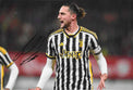 Fotografia autografata Adrien Rabiot esultanza maglia Juventus Home bianconera Adidas sponsor Jeep dettagli gialli due stelle fascia Peaceday stagione 2023-24 – autografo originale pennarello nero lato sinistro – 30x20,3 cm – condizioni Excellent