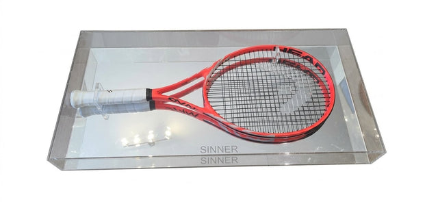 Racchetta HEAD Speed rossa autografata Jannik Sinner in teca acrilica espositiva trasparente posizione orizzontale con incisione laser SINNER – cimelio collezione COA Incluso