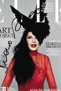 Copertina Elle Serbia autografata Marina Abramović Art Project abito rosso trasparente copricapo piume nere postura teatrale – autografo originale pennarello nero al centro – 15x10,1 cm – condizioni Excellent