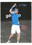 Fotografia autografata Andrey Rublev in esultanza – tuta Nike blu racchetta Head rossa – autografo originale pennarello nero ATP Finals Torino 2024 – 21x29,7 cm – condizioni Excellent