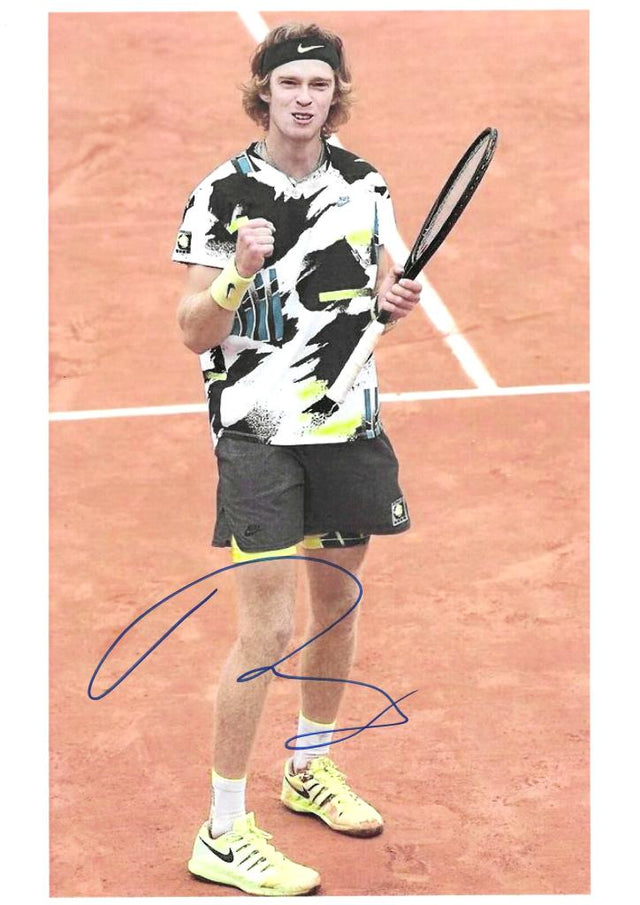 Fotografia autografata Andrey Rublev esultanza pugno chiuso su terra rossa – tuta Nike fantasia bianco nero verde fluo – autografo originale pennarello blu ATP Finals Torino 2024 – 21x29,7 cm – condizioni Excellent