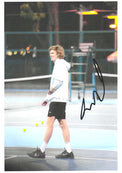 Fotografia autografata Andrey Rublev sorridente in allenamento campo outdoor notturno – felpa bianca con cappuccio pantaloncini neri – autografo originale pennarello nero ATP Finals Torino 2024 – 21x29,7 cm – condizioni Excellent