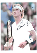 Fotografia autografata Andrey Rublev ritratto in campo tuta Nike bianca fascia testa racchetta Head – autografo originale pennarello nero ATP Finals Torino 2024 – 21x29,7 cm – condizioni Excellent