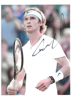 Fotografia autografata Andrey Rublev ritratto in campo tuta Nike bianca fascia testa racchetta Head – autografo originale pennarello nero ATP Finals Torino 2024 – 21x29,7 cm – condizioni Excellent