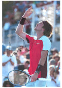 Fotografia autografata Andrey Rublev esultanza braccio alzato al cielo tuta Nike rossa fascia rossa racchetta Head – autografo originale pennarello nero ATP Finals Torino 2024 – 21x29,7 cm – condizioni Excellent