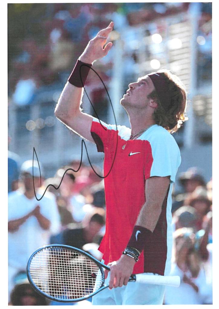 Fotografia autografata Andrey Rublev esultanza braccio alzato al cielo tuta Nike rossa fascia rossa racchetta Head – autografo originale pennarello nero ATP Finals Torino 2024 – 21x29,7 cm – condizioni Excellent