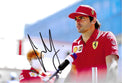 Fotografia autografata Carlos Sainz Jr intervista paddock divisa rossa Ferrari sponsor Shell UPS Kaspersky cappellino Ferrari microfono in primo piano – autografo originale pennarello nero al centro – 30x20,3 cm – condizioni Excellent