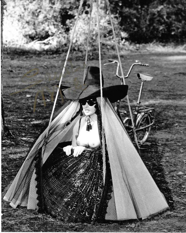 Fotografia autografata Sandra Milo posa iconica in bianco e nero con costume cinematografico – firma originale pennarello dorato – 25,2x20 cm – condizioni Excellent