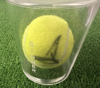 Dettaglio autografo Jannik Sinner su pallina da tennis – pennarello nero – teca plexiglass – pezzo unico da collezione