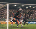Fotografia autografata Stefano Tacconi portiere Juventus in azione di parata anni '80 – autografo originale pennarello nero – 29,5x21 cm – condizioni Excellent